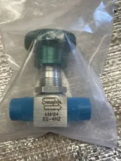 SWAGELOK SS-4H2 BELLOWS SEALED VALVE 1/4 MALE NPT NEW SAVE