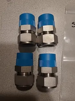 4 SWAGELOK SS-1610-1-16 CARD PIPE JOINT. 