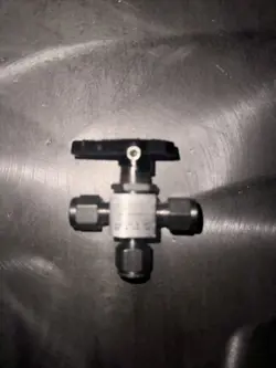 SWAGELOK SS-42GXS4 STAINLESS 1-PIECE 40G SERIES 3-WAY BALL VALVE, 0.35 CV, 1/4''