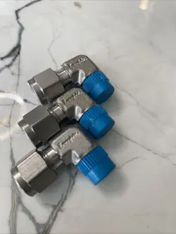 LOT-3PC SWAGELOK ELBOW CONNECTOR FITTING, 1/4