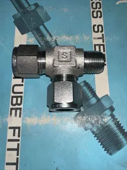 S-JOINT MALE RUN TEE FITTING 1/2 OD X 3/8 MNPT X 1/2OD SWAGELOK REF SS-810-3TMT