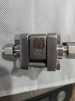 SWAGELOK STAINLESS 3-PIECE 60 SERIES BALL VALVE, 1/4