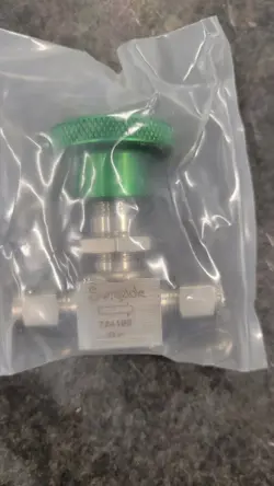 NEW SWAGELOK SS-4H STAINLESS STEEL BELLOWS VALVE - 1/4