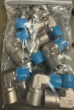 LOT OF 8 NEW SWAGELOK SS-8-SE ELBOW 1/2