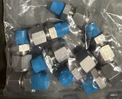 LOT OF 8 SWAGELOK SS-810-1-4 STAINLESS MALE CONNECTOR 1/2IN TUBE X 1/4IN NPT