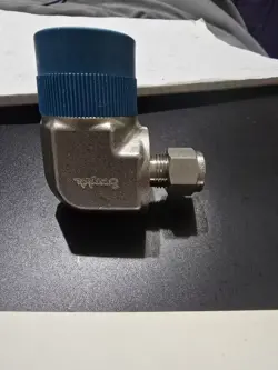 SWAGELOK 90 DEGREE