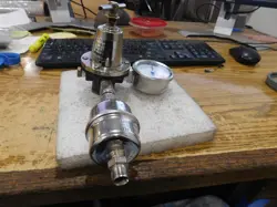 REGO MODEL: C-1682M PRESSURE REGULATOR WITH SWAGELOK GAUGE & GASKLEEN FILTER.