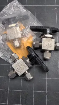 5 WHITEY SWAGELOK  1-PIECE 40 SERIES 3 WAY BALL VALVE 1/4