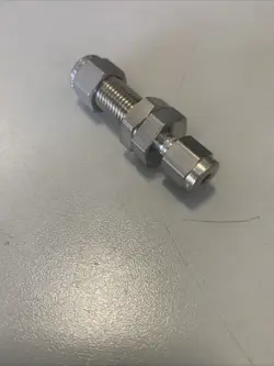 SWAGELOK STAINLESS STEEL REDUCING UNION, 1/4