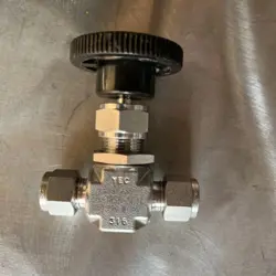 NEW  SWAGELOK SS-1RS6-SC11 MANUAL STAINLESS NEEDLE VALVE 3/8IN TUBE