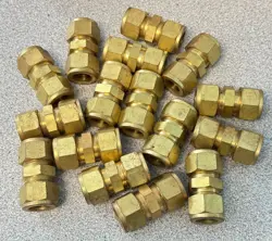 NEW LOT OF 16 SWAGELOK BRASS 5/8