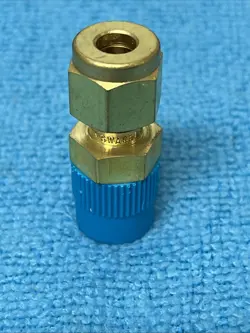 SWAGELOK ~ B-400-1-4 ~ PIPE TO TUBE STRAIGHT ADAPTER