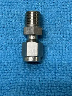 SWAGELOK ~ SS-200-1-2 ~  PIPE TO TUBE STRAIGHT ADAPTER