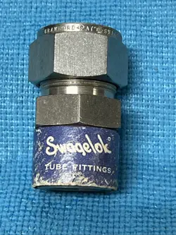 SWAGELOK ~ SS-1610-1-16 ~ PIPE TO TUBE STRAIGHT ADAPTER