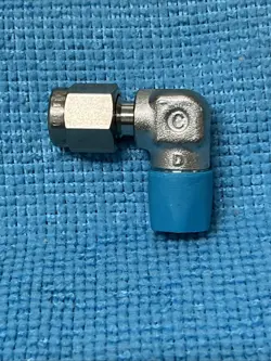 SWAGELOK ~ SS-200-2-2 ~ PIPE TO TUBE ELBOW