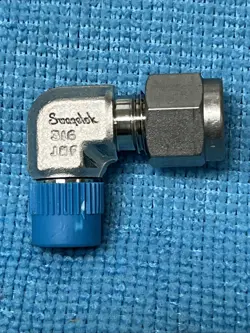 SWAGELOK ~ SS-400-2-2 ~ ELBOW,PIPE TO TUBE