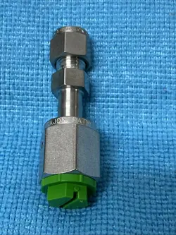 SWAGELOK ~ SS-4-WVCR-6-400 ~ TUBE TO BOSS STRAIGHT ADAPTER