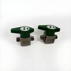 LOT OF 2 SWAGELOK 3/8” STAINLESS STEEL QUARTER INSTRUMENT PLUG VALVE SS-6P6T