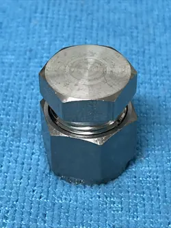 SWAGELOK ~ SS-810-P ~ FEMALE PLUG