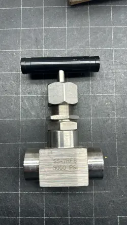 NEEDLE VALVE SS-7RF8