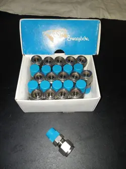 NOS LOT OF 25 SWAGELOK SS-600-1-4 STAINLESS MALE CONNECTOR 3/8
