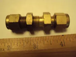 B-400-61 SWAGELOK ; 1/4 TUBE BULKHEAD UNION; BRASS