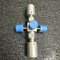  SWAGELOK 6L-M1D-222P-11 HIGH PURITY 2- BELLOWS AIR VAVLE 3-PORT MANIFOLD 1/4