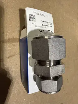 SWAGELOK SS-2000-6-16 1-1/4” TUBE X 1611 TUBE (1”) UNION