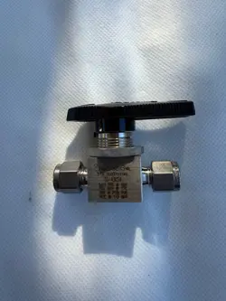 SWAGELOK SS-43GS4 BALL VALVE STAINLESS STEEL SS43GS4 1/4