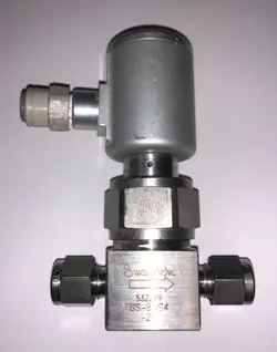 SWAGELOK SS-BNS4-2C STAINLESS STEEL PNEUMATIC VALVE - 1/4
