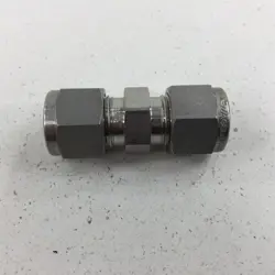 (1) SWAGELOK 316 N9U COUPLING - COMPRESSION POSSIBLY 3/8