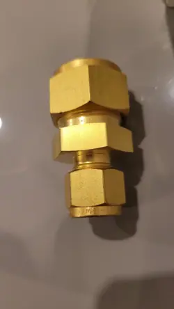 ONE NEW SWAGELOK B-1010-6-6 TUBE FITTING, BRASS REDUCING UNION, 5/8  X 3/8 INCH