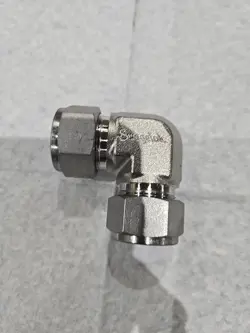 NEW SWAGELOK STAINLESS STEEL TUBE UNION ELBOW 3/4 IN. TUBE OD (SS-1210-9)