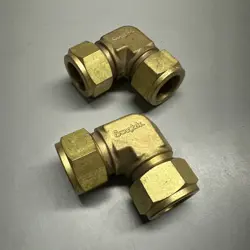 2 SWAGELOK B-1210-9 UNION ELBOW FITTINGS BRASS, SLIGHT BLEMISHES.￼