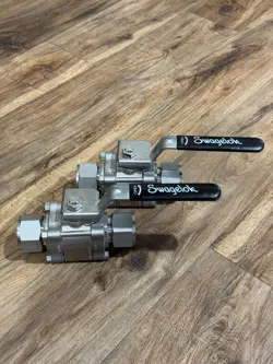 SWAGELOK 3-PIECE 60 SERIES BALL VALVE, REINFORCED PTFE SEATS 1 1/2 IN - LOT OF 2