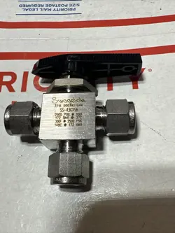 NEW SWAGELOK SS-43GXS6 3/8IN 3-WAY TUBING BALL VALVE