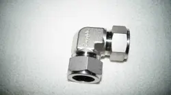SWAGELOK STAINLESS STEEL TUBE UNION ELBOW 1 IN. TUBE OD (SS-1610-9)