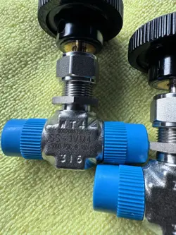 SWAGELOK SS-1VM4 STAINLESS STEEL INTEGRAL BONNET NEEDLE VALVE LOT OF 5 NEW