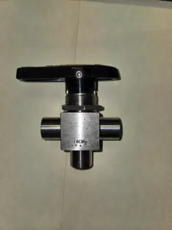 SWAGELOK SS-44XF4 THREE-WAY BALL VALVE