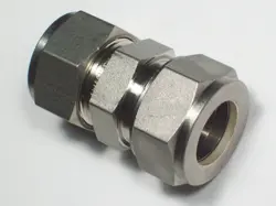 1 - SWAGELOK STAINLESS STEEL UNION, 18 MM OD TUBE X 3/4