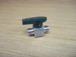 SWAGELOK SS-6P4T PLUG VALVE SS6P4T W/O NUTS