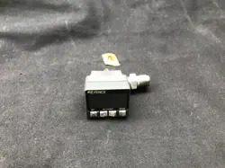 KEYENCE AP-C33KP PRESSURE SENSOR APC33KP SENSOR W / SWAGELOK