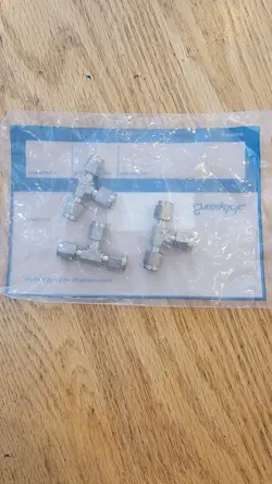 ( 1 ) SWAGELOK STAINLESS STEEL TEE UNION FITTING, 1/8