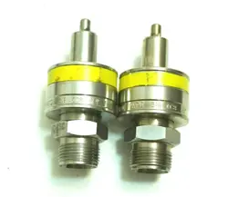 2 SWAGELOK DESO 316 QC8 KEY 7 QUICK CONNECT STEM AND VALVE ? (N20) NICE LOT