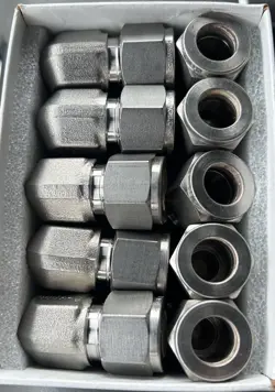 BOX OF SWAGELOK SS-810-2-4 MALE CONNECTOR ELBOW 1/2 IN. TUBE X 1/4 IN. MALE PIPE