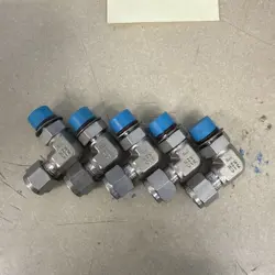 NEW SWAGELOK LOT OF (5) SS-600-2-6ST MALE ELBOW