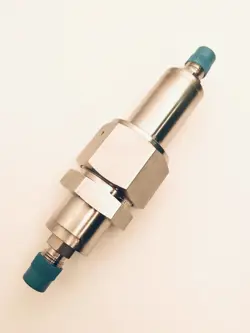 1/4” M-VCR