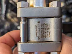 BATCH OF 50 SWAGELOK 60 SERIES SS63TS8 3 PIECE BALL VALVES