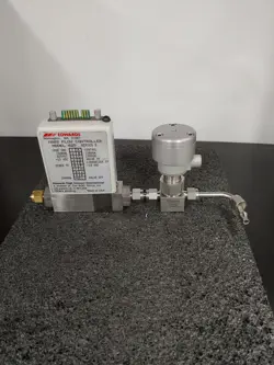 EDWARDS MODEL 825 200 SCCM N2 GAS MASS FLOW CONTROLLER SWAGELOK SS-4BK-1C VALVE