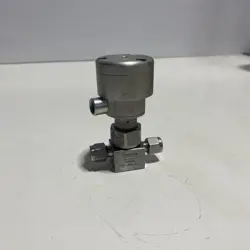 SWAGELOK SS-4BK-1C BELLOWS SEALED VALVE W/ NC ACTUATOR 1/4